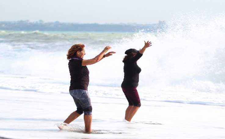 Antalya’da kadın tatilcilerin dev dalgalarla tehlikeli pozları