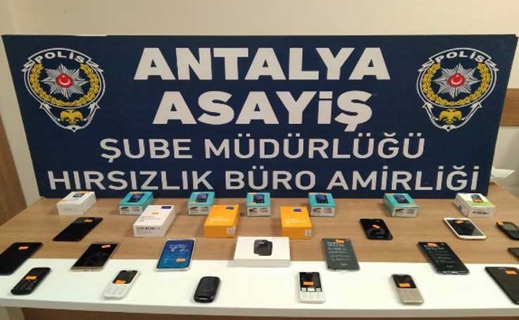 Antalya’da kaçak cep telefonu satan iş yerlerine 128 bin 214 TL ceza