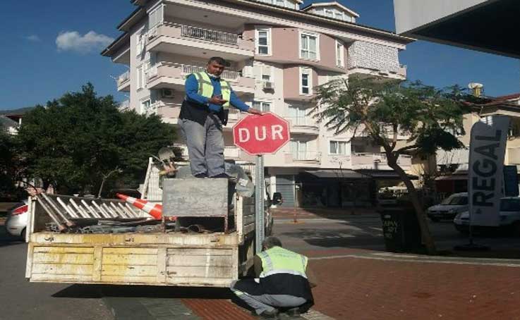 Alanya’da trafik levhaları yenileniyor