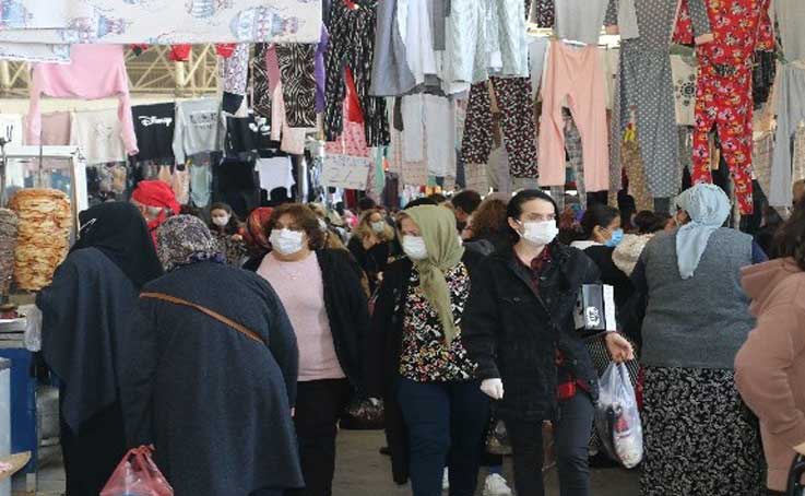 Önlemlerin unutulduğu pazarda esnaf kalabalığı az buldu, sanal alışverişten yakındı