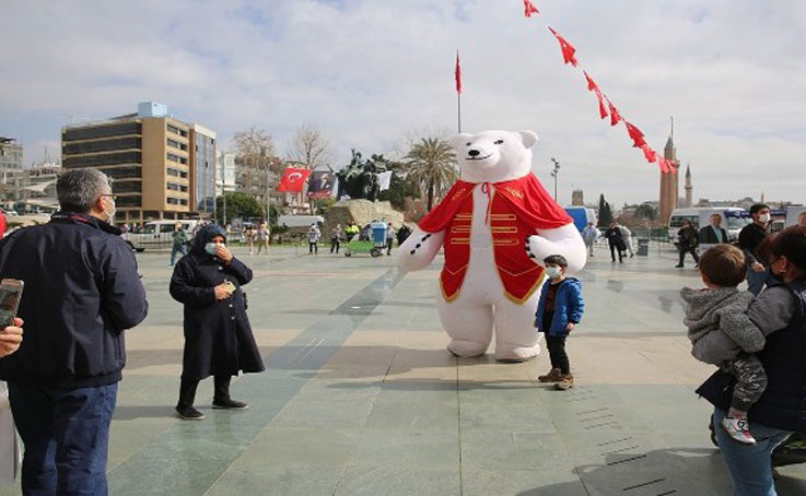 Antalya, Büyükşehir Belediyesinin ‘Sevgi’ etkinliğiyle renklendi