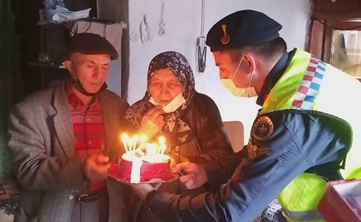 Jandarmadan 55 yıllık çifte sürpriz sevgililer günü kutlaması