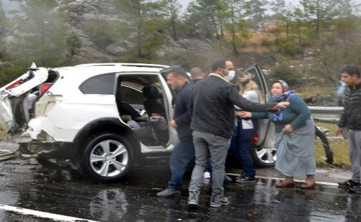 Antalya’da 4 aracın karıştığı kazadan sıcak görüntüler