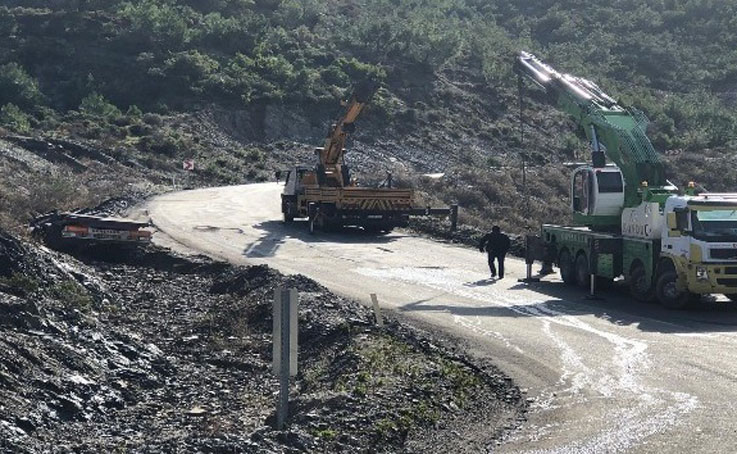 Antalya-Mersin karayolunda devrilen tırın dorsesi yolu trafiğe kapattı