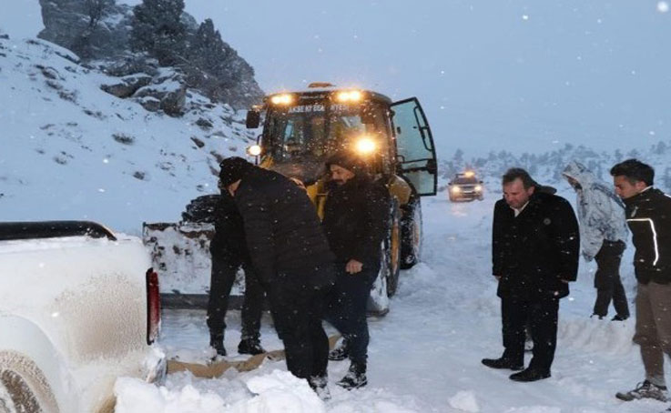 Hayvanları beslemek için gittikleri Giden Gelmez Dağları’nda mahsur kaldılar