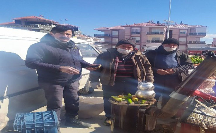 Pazar esnafı tezgahlarının yanına soba kurup ısındı