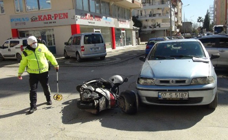 Savrulan motosikletten kaskı sayesinde kurtuldu