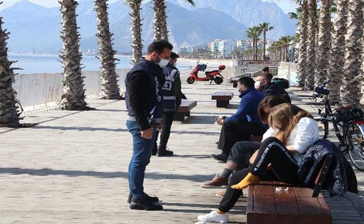 Antalya’da sahildeki yoğunluğa sıkı denetim