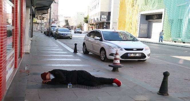 Antalya’da alkollü kişi, kaldırımda sızdı kaldı
