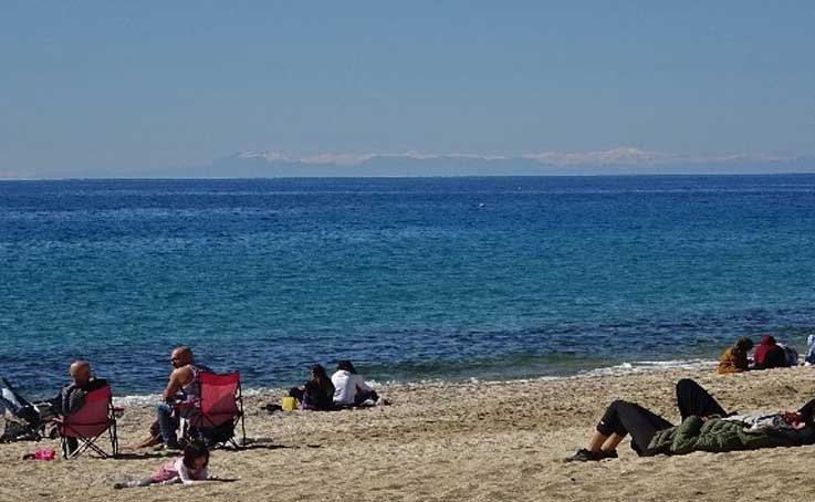 Karla kaplı Toros Dağları manzarası eşliğinde deniz keyfi