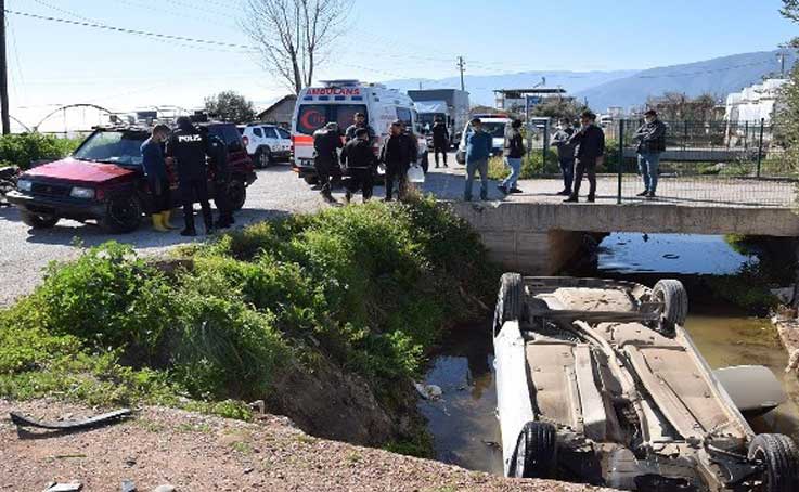 Kumluca’da otomobil sulama kanalına düştü: 2 yaralı