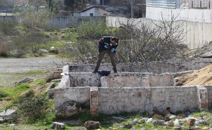 Antalya’da etrafı duvarlarla örülü boş arazide erkek cesedi bulundu