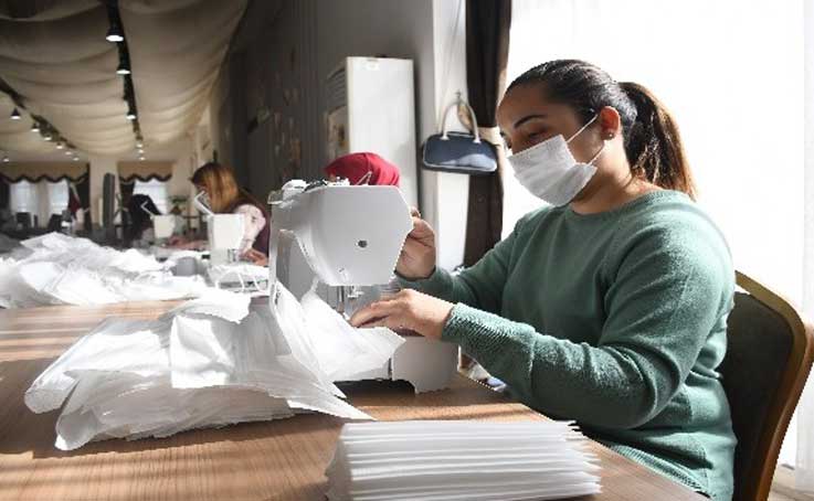 Kemer Belediyesi ücretsiz maske dağıtımına ara vermedi