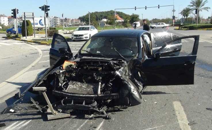 Kırmızı ışık ihlali yapan kamyon otomobilin üzerinden geçerek devrildi: 3 yaralı