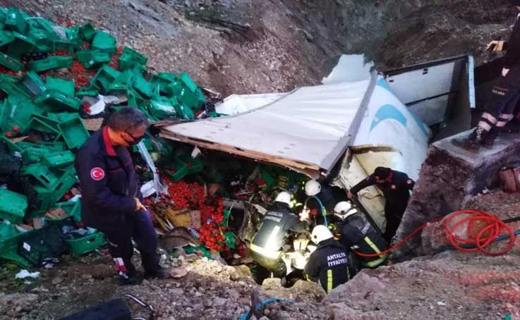 Antalya’da sebze yüklü kamyon devrildi: 1 ölü