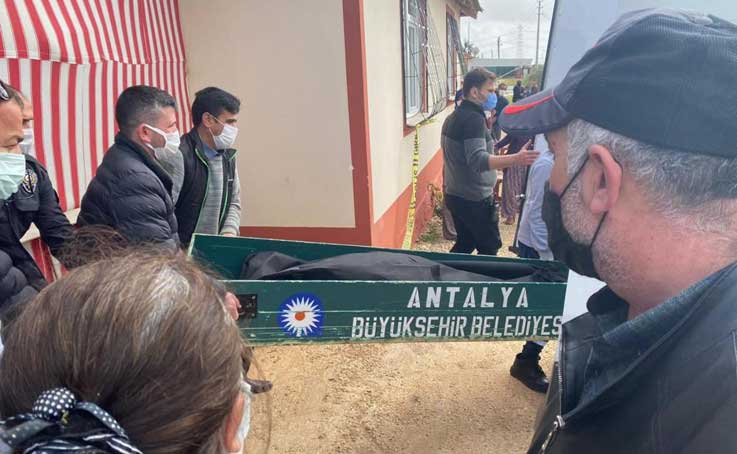 Antalya’da 3 çocuk annesi kadın evinde iple asılmış halde ölü bulundu