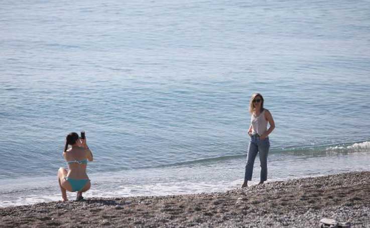 Antalya’da sahiller turistlere kaldı