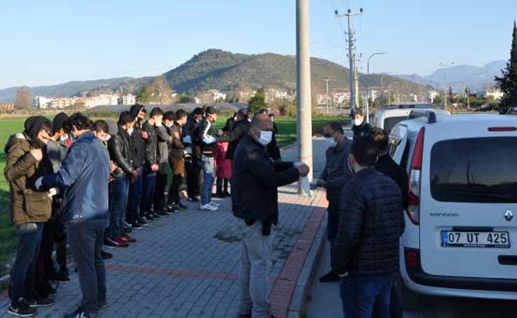 Gazipaşa’da seralarda saklanan 32 kaçak göçmen yakalandı