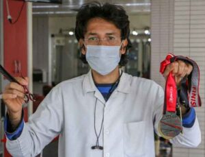 Doktor tavsiyesiyle koşmaya başlayan berber, 3 yıldır maratona katılıyor