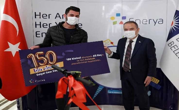 Başkan Böcek’ten 150 bininci doğal gaz abonesine ödül