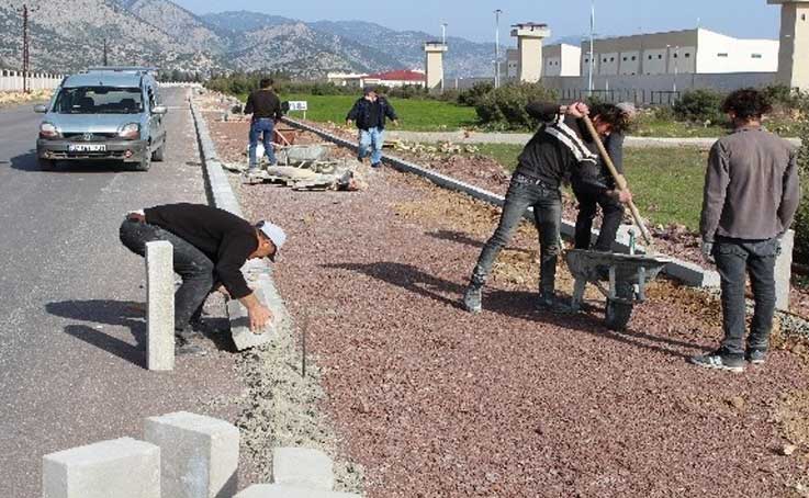 Döşemealtı Kırgöz yoluna kaldırım çalışması