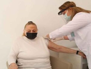 Antalya’da yerleşik yabancılara Kovid-19 aşı uygulaması başladı