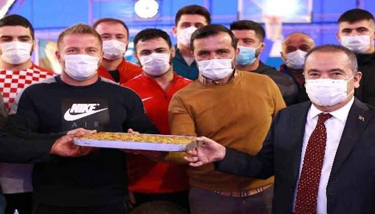 Başkan Böcek’ten güreşçilere baklava ikramı