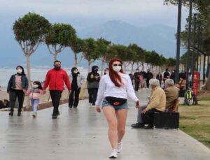 Cumartesi kısıtlamasının Antalya’da sahil ve park yoğunluğu