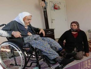 102 yaşındaki Fatma Nine’nin tekerlekli sandalye mutluluğu