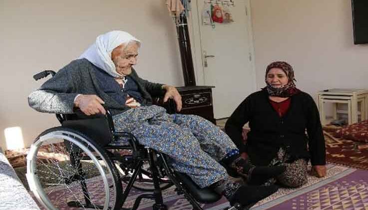 102 yaşındaki Fatma Nine’nin tekerlekli sandalye mutluluğu