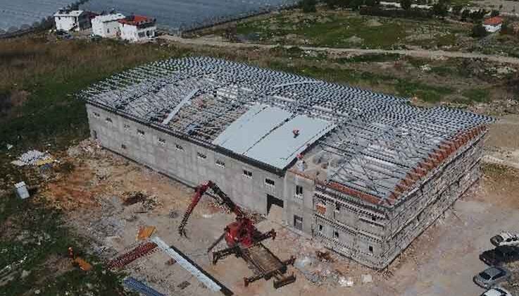 Kaş Ova Spor Salonu Projesi’nde çelik çatı kapandı