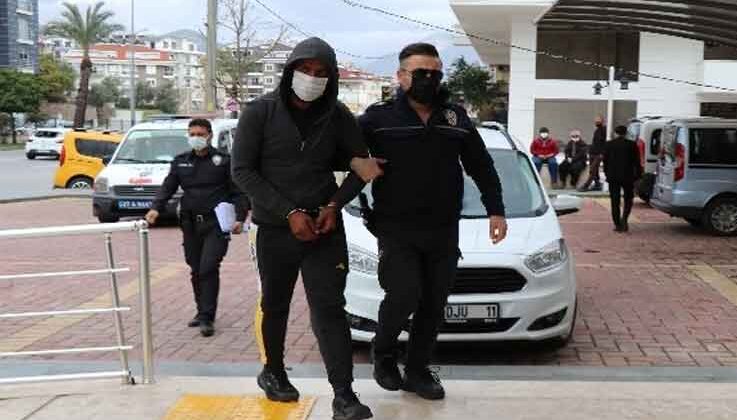 Otelden çaldığı eşyaları çuvala koyup sırtlarken kameralara yakalandı