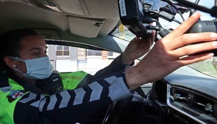 Türkiye’nin tek kadın radar polisi Antalya’da hıza geçit vermiyor