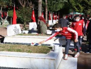 Antalyaspor U12 takımı 18 Mart sebebiyle Şehitliği ziyaret etti