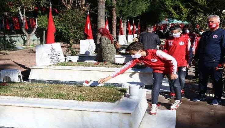 Antalyaspor U12 takımı 18 Mart sebebiyle Şehitliği ziyaret etti