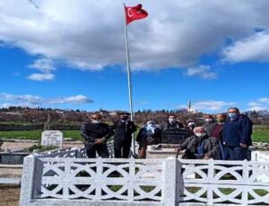 Jandarma, şehit öğretmen Kaynar’ın 24 yıllık mezarını yeniledi