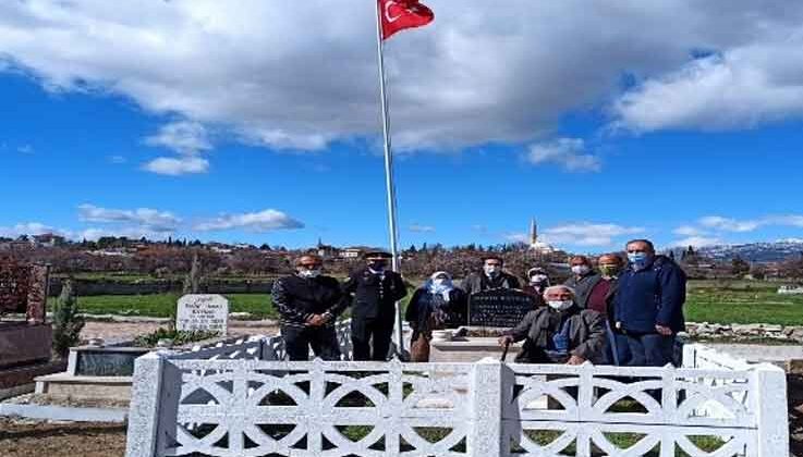 Jandarma, şehit öğretmen Kaynar’ın 24 yıllık mezarını yeniledi