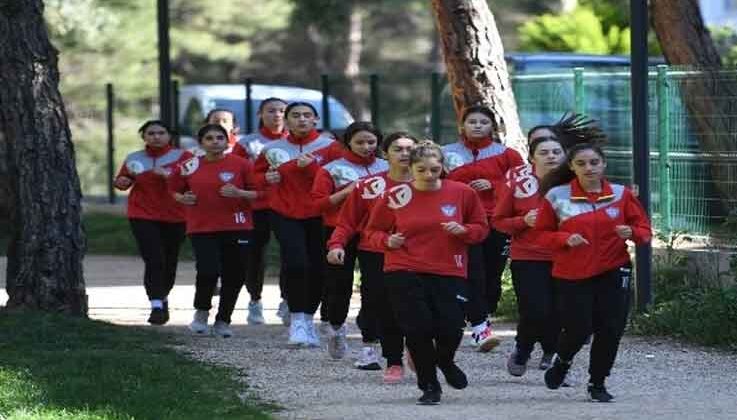 Mavi Kelebekler’den HayatPark’ta kros idmanı