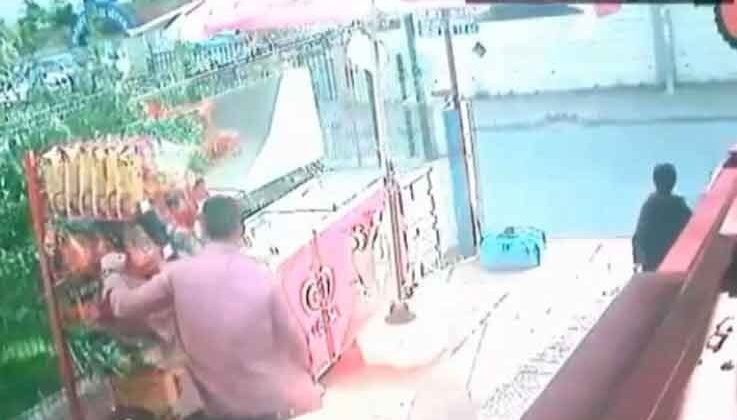 Rüzgarla ilerleyen cips standının peşine taktığı marketçiye hırsız şoku