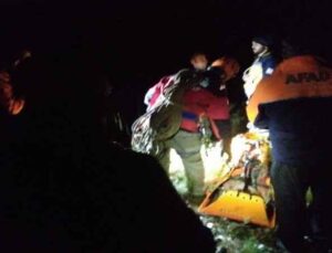 Yayladaki hastaya 60 metrelik kayalıklardan nefes kesen kurtarma operasyonu
