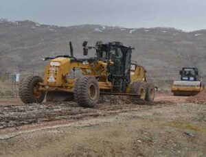 Korkuteli’nde 3 mahalle yolunda bakım onarım çalışması