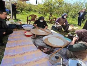 Hakan Tütüncü, sacın başına oturup gözleme pişirdi