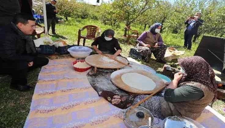 Hakan Tütüncü, sacın başına oturup gözleme pişirdi