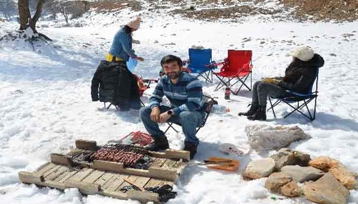 Antalya’da kardan adam ve kar üzerinde mangal keyfi