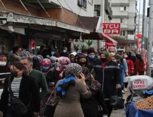 Kırmızı renkli Antalya’da pazar yoğunluğu