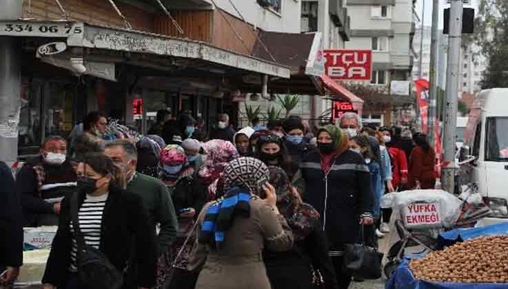 Kırmızı renkli Antalya’da pazar yoğunluğu