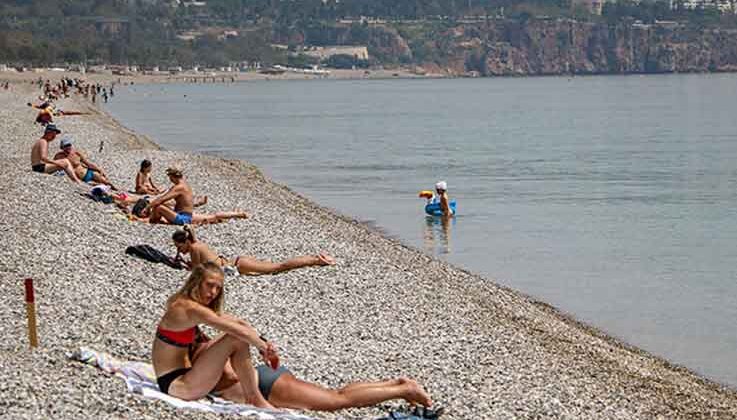 Kısıtlamadan muaf turistlerin sahil keyfi