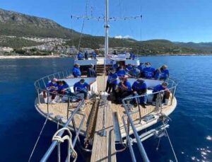 Kaş’ta otizmli çocuklar ve aileleri tekne turuyla eğlendi