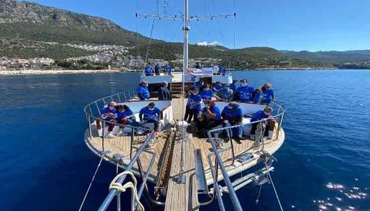 Kaş’ta otizmli çocuklar ve aileleri tekne turuyla eğlendi