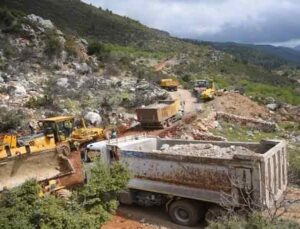 Alanya Belediyesi, mahalle yolunu hizmete sokmak için çalışıyor